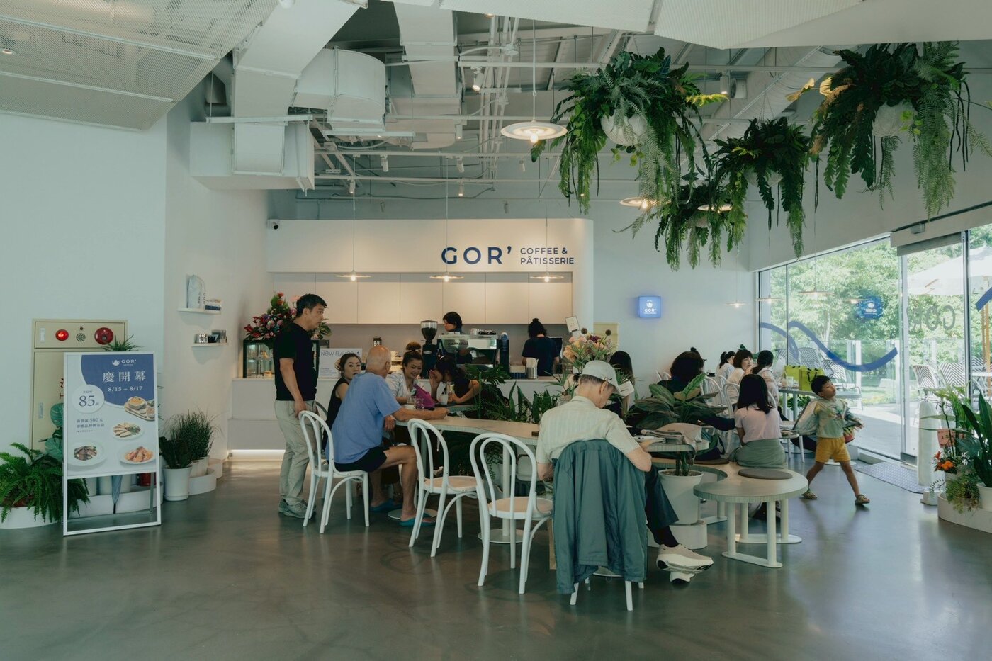 GOR' 內惟門市明亮座位區與滿座顧客