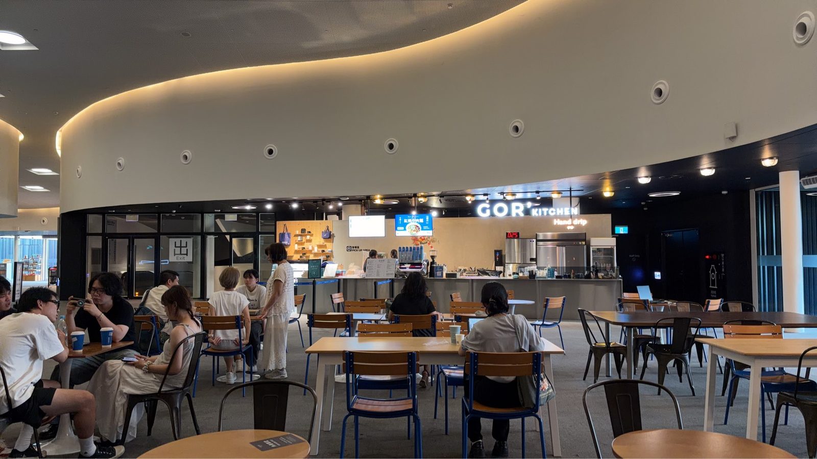 GOR' KITCHEN 衛武營 3 樓樹冠大廳門市,弧形天花板與座席區